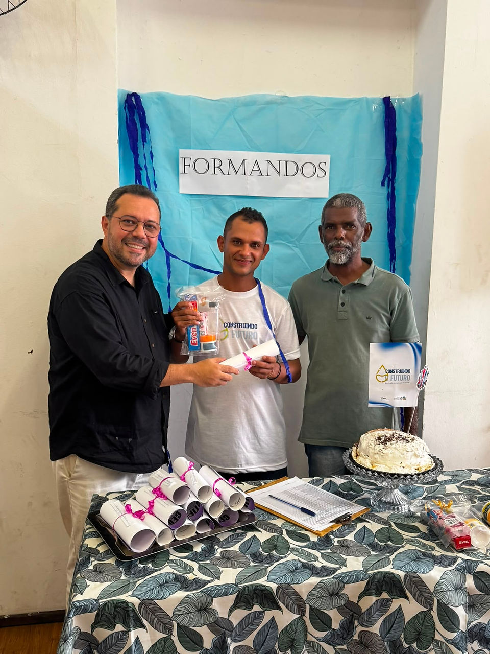 articipantes do Curso de Encanador recebem certificados durante cerimônia de encerramento na Casa do Pão.