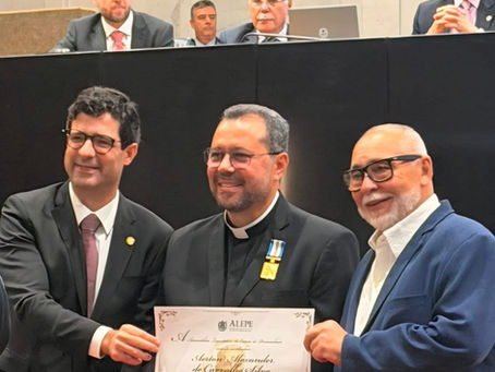 Diácono Aerton Carvalho recebe Medalha Joaquim Nabuco por sua trajetória de serviço ao próximo