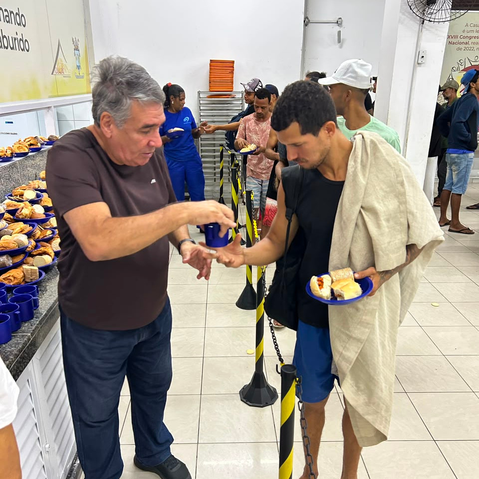 servindo refeição para os mais vulneráveis no centro de recife