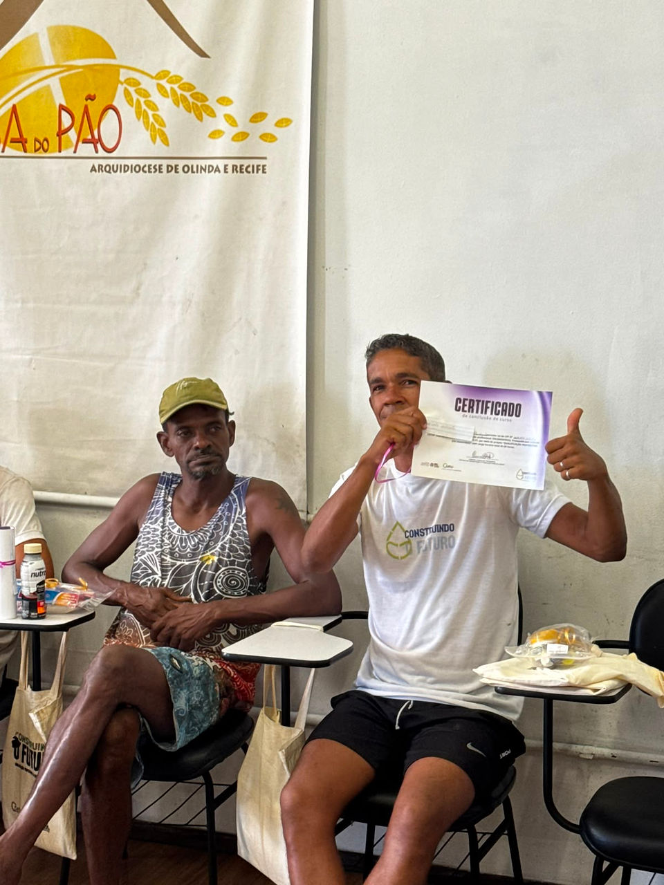 articipantes do Curso de Encanador recebem certificados durante cerimônia de encerramento na Casa do Pão.