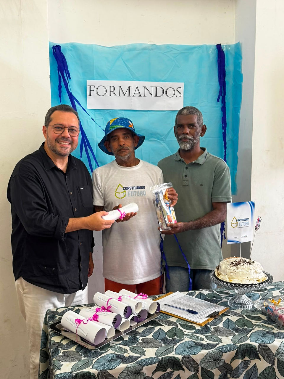 articipantes do Curso de Encanador recebem certificados durante cerimônia de encerramento na Casa do Pão.