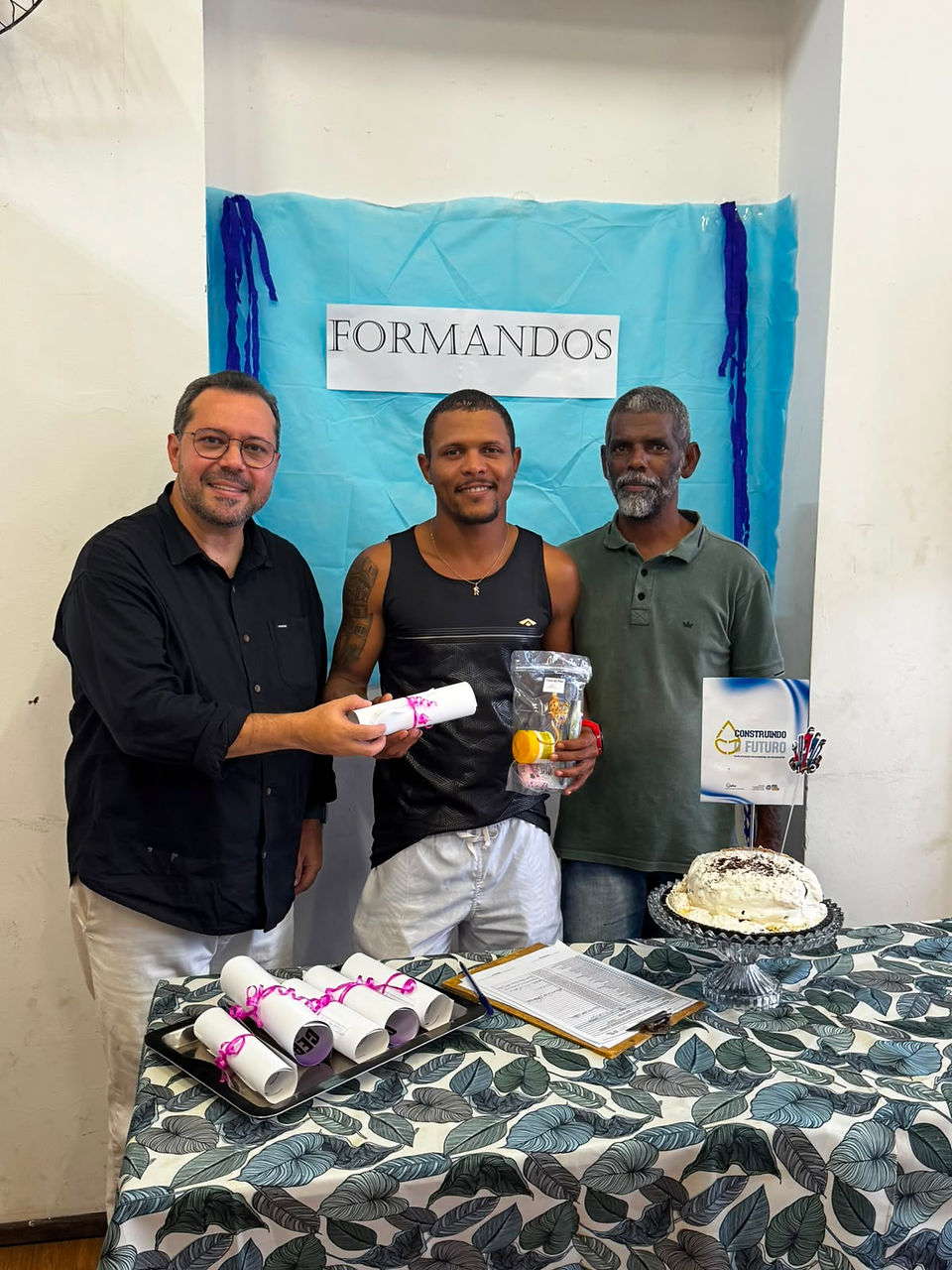articipantes do Curso de Encanador recebem certificados durante cerimônia de encerramento na Casa do Pão.