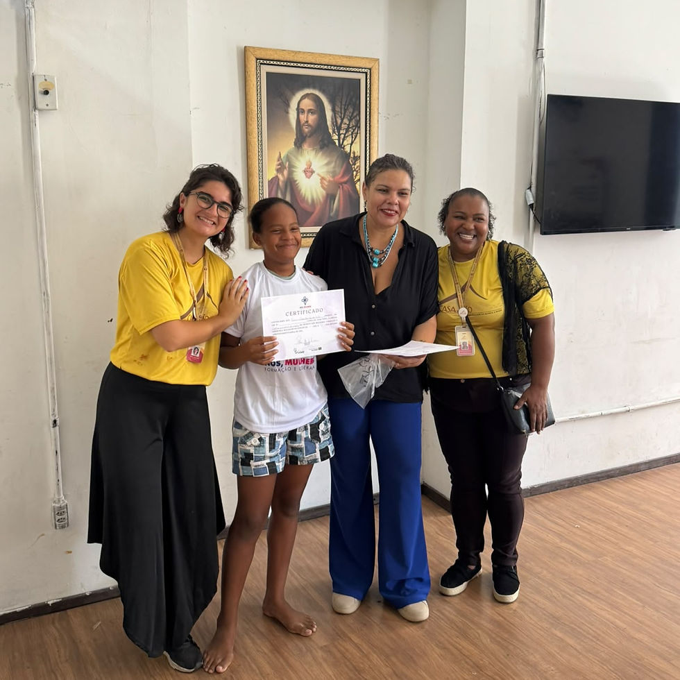 Participantes da oficina Nós Mulheres entrega dos certificados de participação