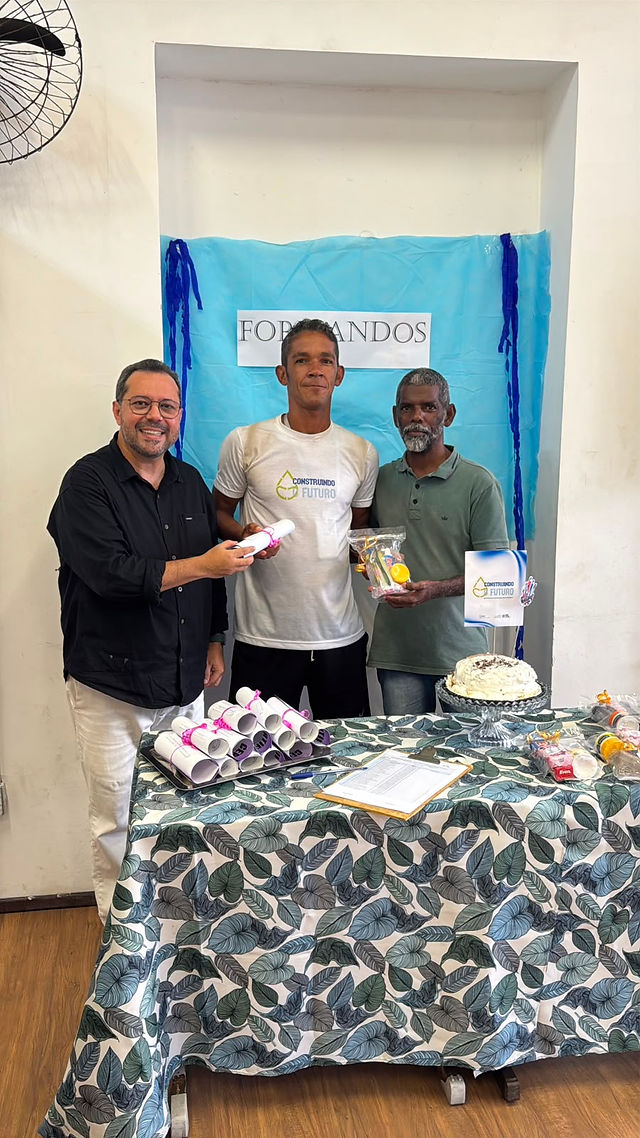 articipantes do Curso de Encanador recebem certificados durante cerimônia de encerramento na Casa do Pão.