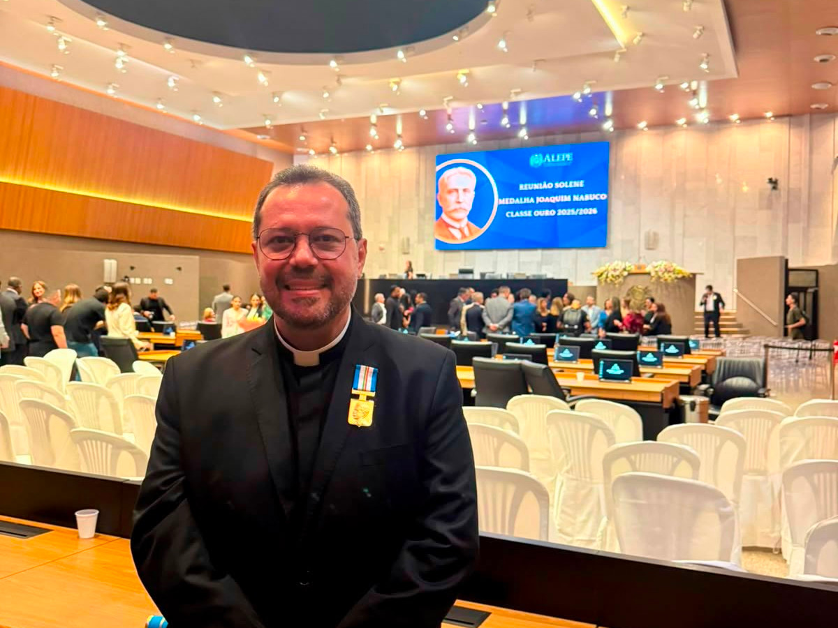 Diácono Aerton Carvalho recebe a Medalha Joaquim Nabuco durante cerimônia na Assembleia Legislativa de Pernambuco.