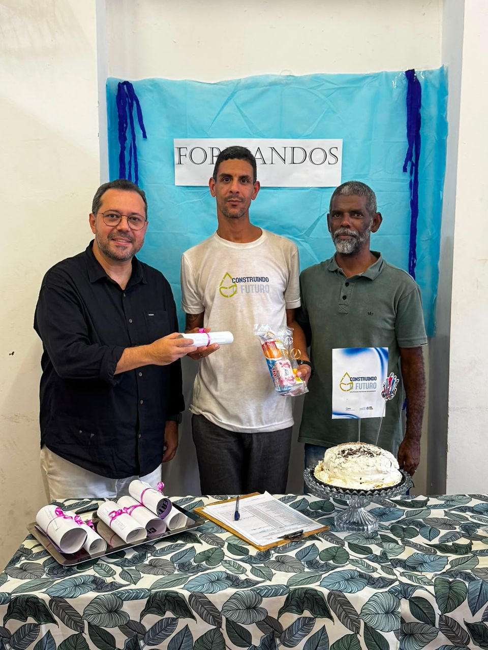 articipantes do Curso de Encanador recebem certificados durante cerimônia de encerramento na Casa do Pão.