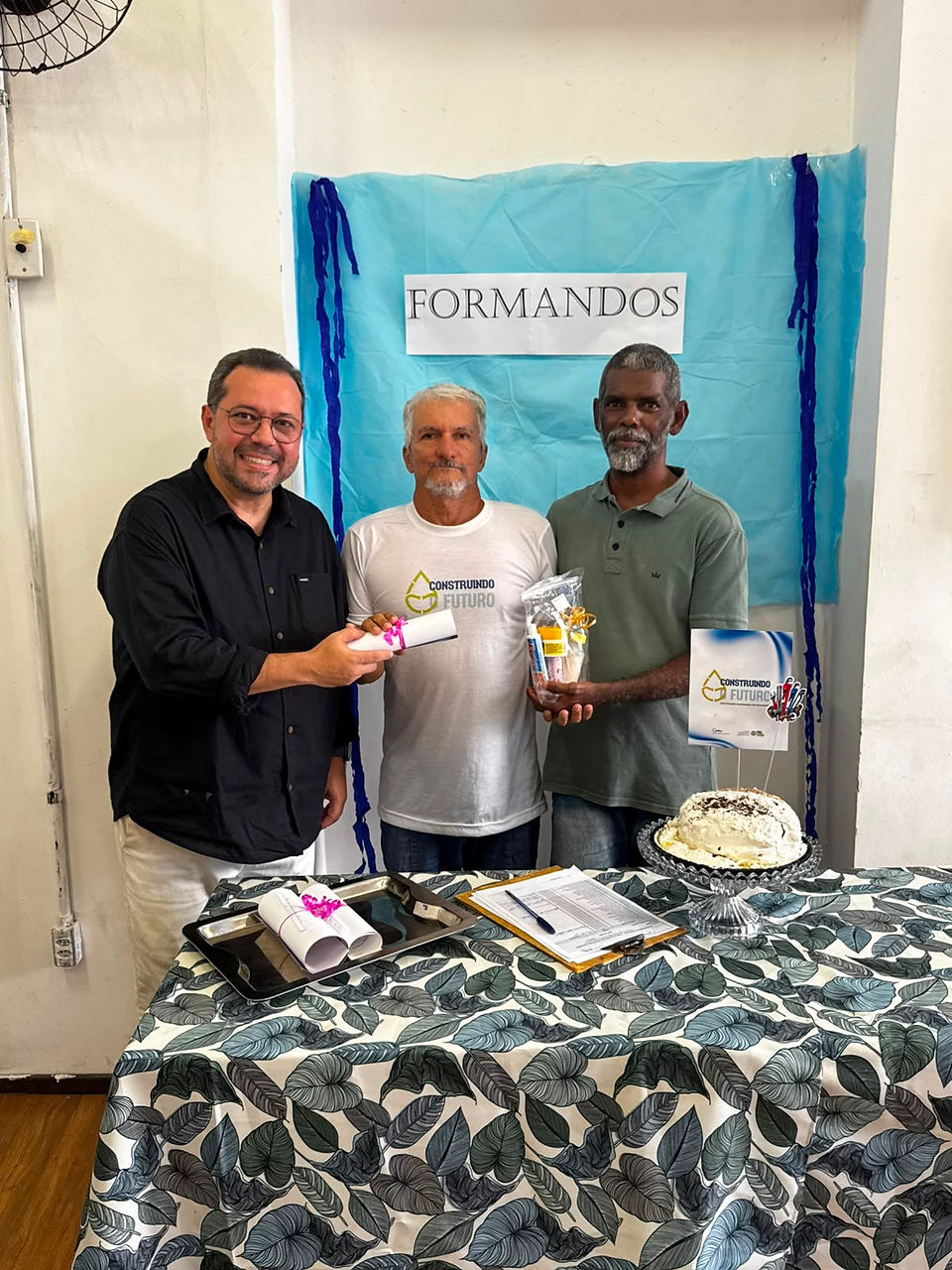 articipantes do Curso de Encanador recebem certificados durante cerimônia de encerramento na Casa do Pão.
