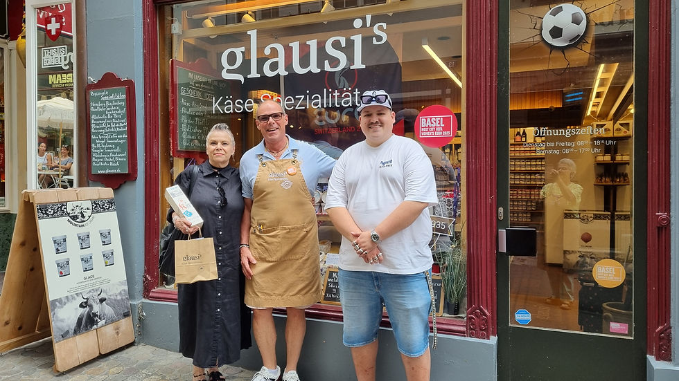 Eveline und Ihren Sohn aus Basel haben den 3. Preis gewonnen : Raclette Party-Set für 8 Personen "all Inklusiv"
