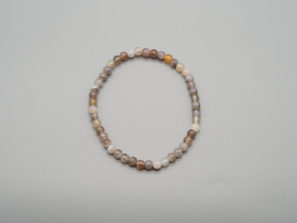 Botswana Achat Armband mit graubraunen Heilstein-Perlen. Schmuck für Ruhe und emotionale Balance.