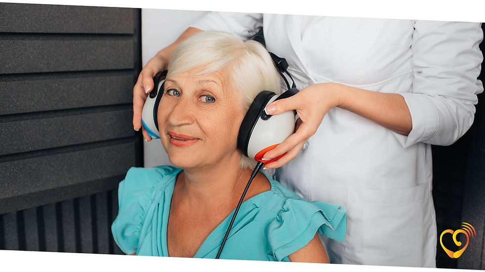 Paciente fazendo exame de audiometria com ajuda da fonoaudiologa