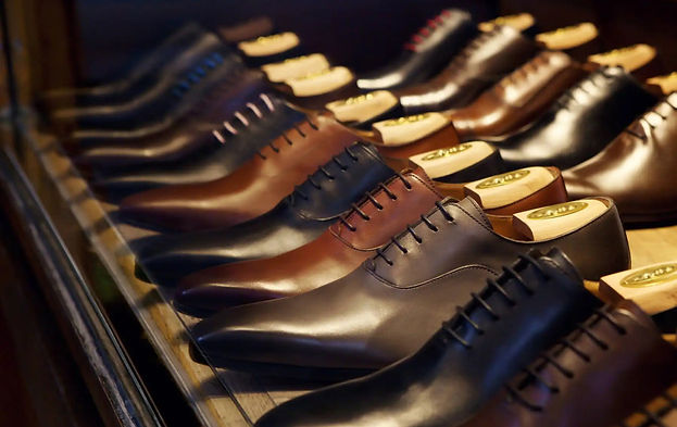 zapatos-de-cuero-oscuro-en-armario.jpg