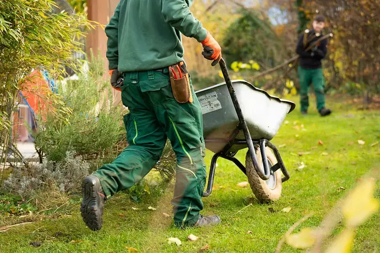 Melm Service - Landschaftsgärtner bei der Arbeit