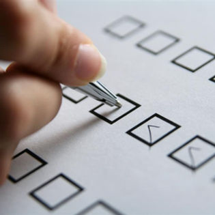 une main qui complète une checklist