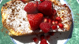 Ein Frenchtoast garniert mit Erdbeeren, Himbeeren und Granatapfelkernen.