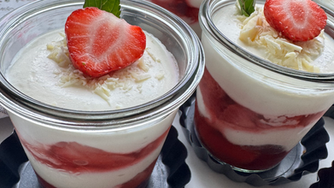 Home, Topfencreme in Gläsern, Deko mit Erdbeeren und Minzblättern