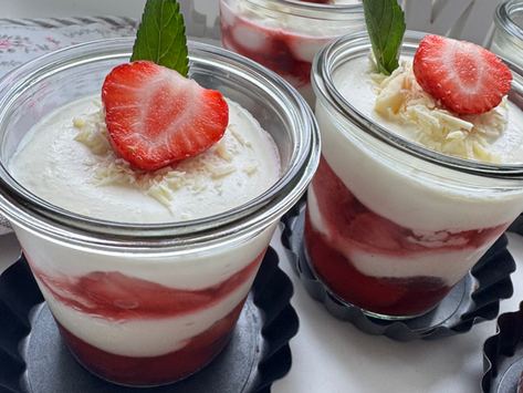 Home, Topfencreme in Gläsern, Deko mit Erdbeeren und Minzblättern