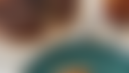 Guglhupf in Rosenform angeschnitten, mit Äpfel dekoriert, auf weißem Teller. 1 Stück Guglhupf auf Teller. auf alter Zeitung