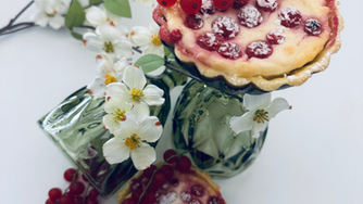Ein Mürbteigtartelette gefüllt mit einer Topfen-Frischkäse-Fülle und Ribiseln.