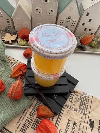 Marmeladengläser auf Holzpaletten mit herbstlicher Deko