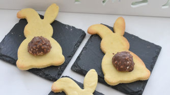 Mürbteighasen auf Schieferplatten, Osterdeko in Weiss