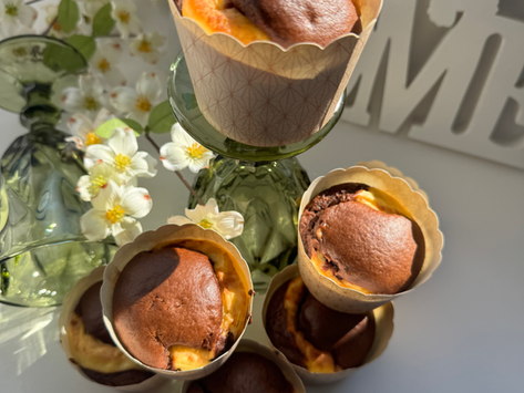 Schokomuffin mit Topfenkern, Home aus Holz, weiße Blüten, grüne Gläser