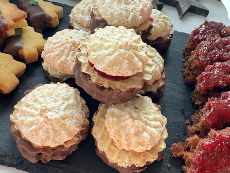 Kokosbusserl auf schwarzer Schieferplatte, weihnachtliche Deko