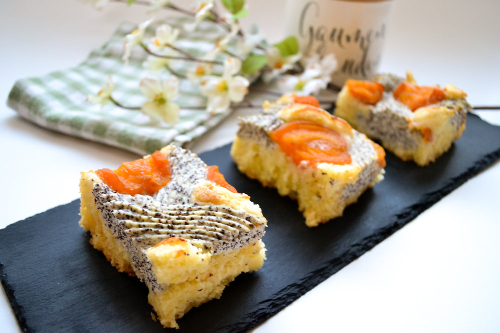 Mohn-Topfengitterkuchen mit Früchten