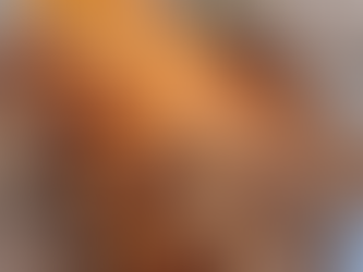 Germteigstriezel auf Holzbrett, weiße Blüten, Home-Deko