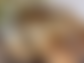 Bärlauchwurzn auf einem Holzbrett mit Blumendeko