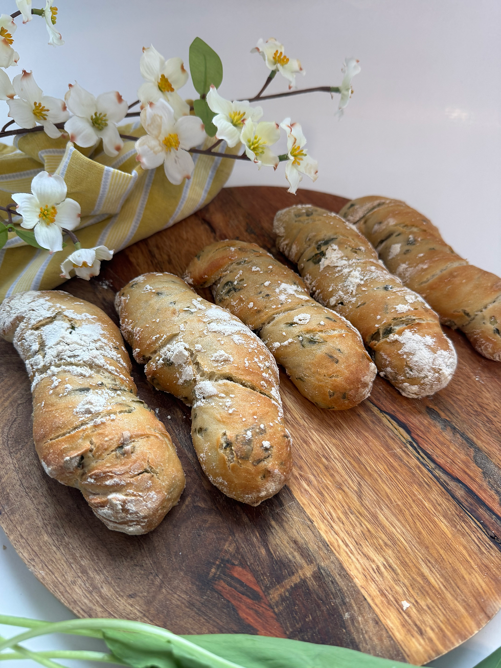 Bärlauchwurzn auf einem Holzbrett mit Blumendeko