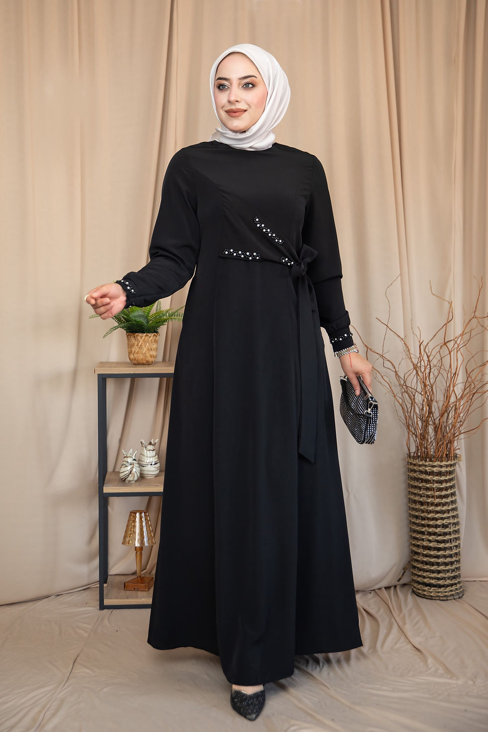 فستان بربطه خفيفه لون اسود قماش حرير المدينه