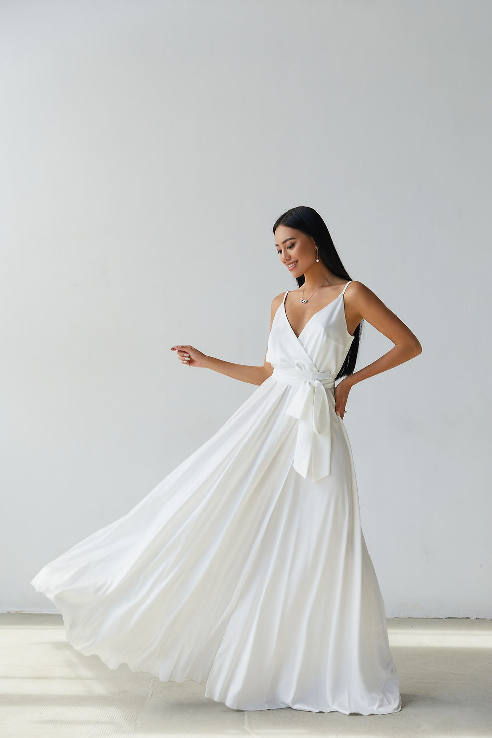 Miniaturbild: White Silk Spaghetti Strap Maxi Wrap Dress White Silk Spaghetti Strap Maxi Wrap Dress with Side SplitSide Split