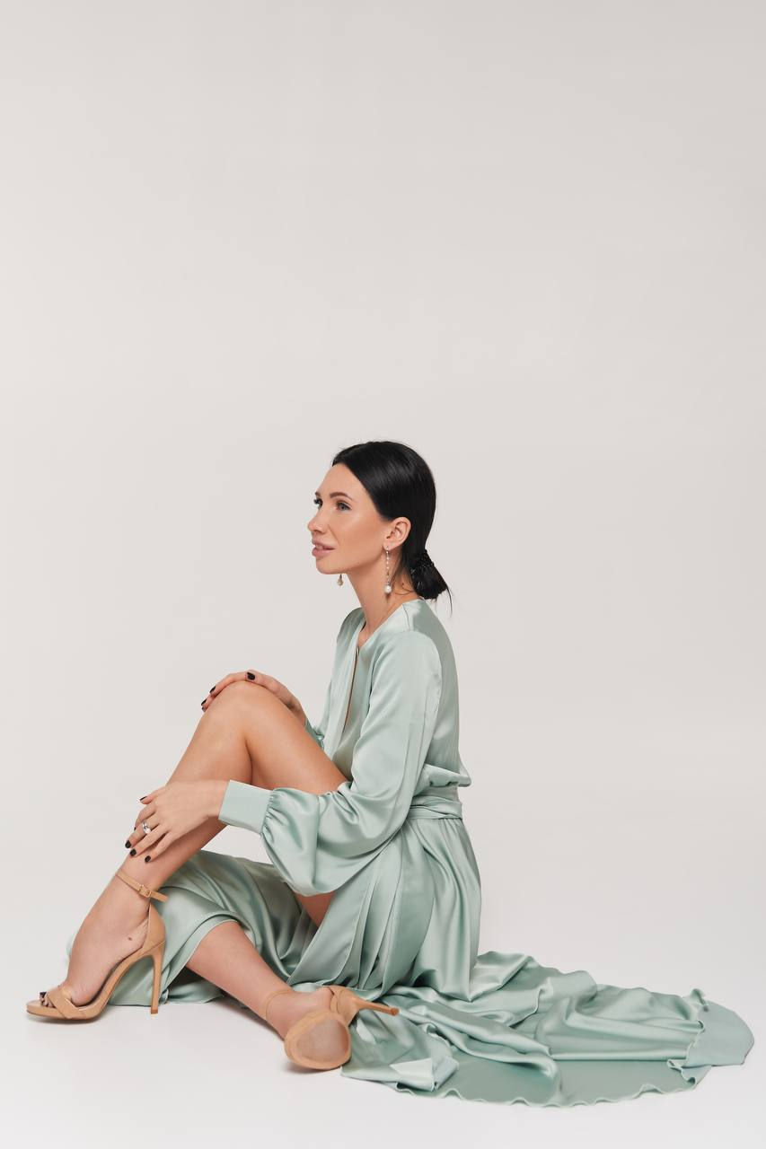 Miniaturbild: Sage green silk satin long sleeve maxi wrap dress with a high slit