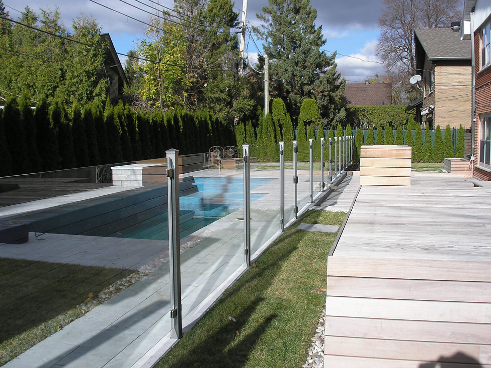 clotures_laurentides_piscine_verre_10mm_poteau_argent_veine.JPG
