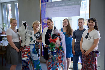 Zleva doprava: Kristina, Adam, Daisy, Ricarda, Eva, Helena, Johannes, já