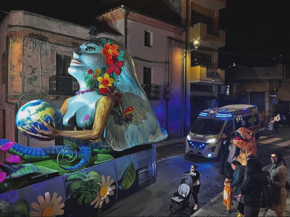 Assistenza sanitaria per il carnevale di Guspini, foto con ambulanza e carro allegorico 