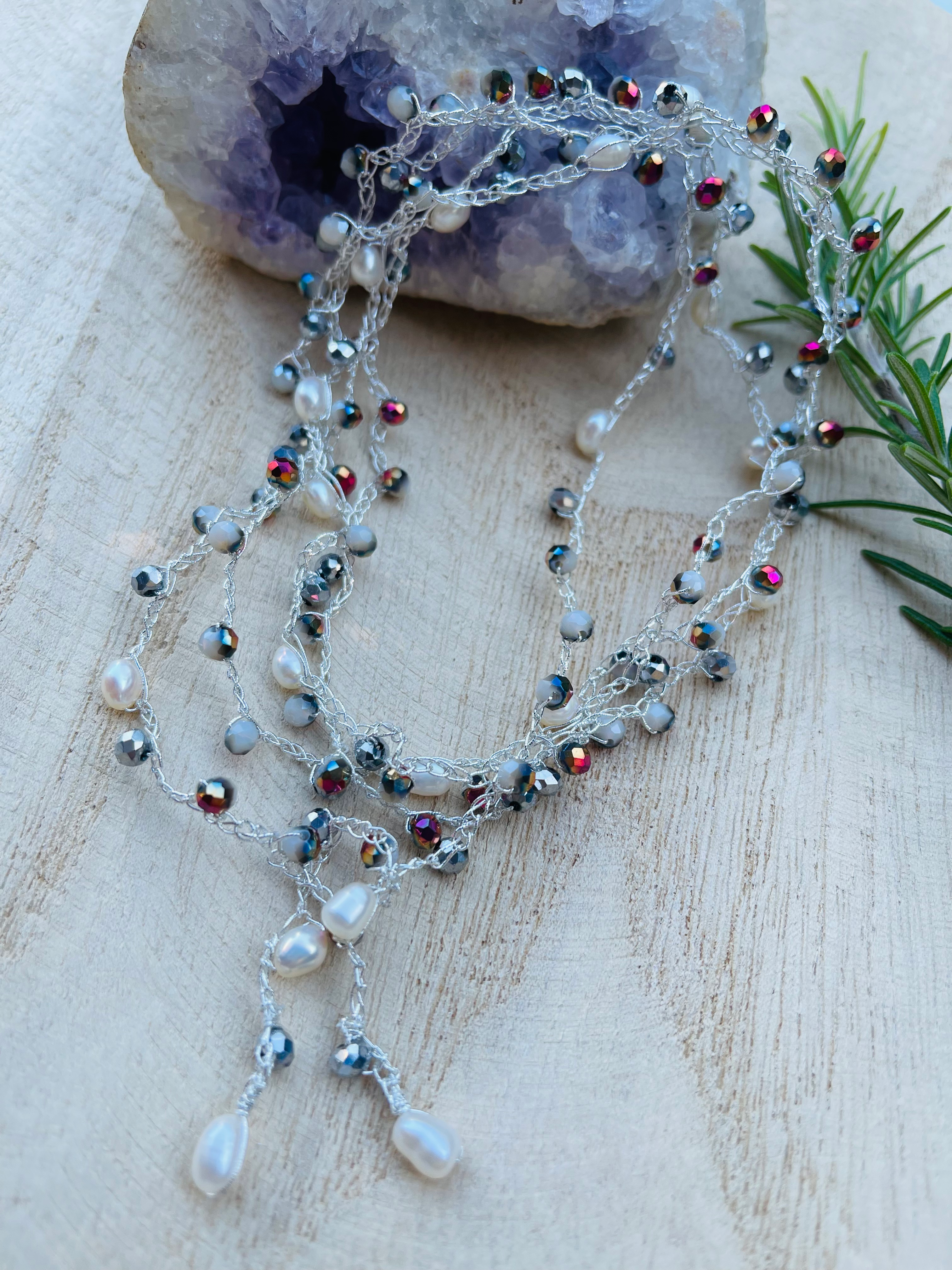 Collier fil argenté – cristaux argentés & perles d’eau douce