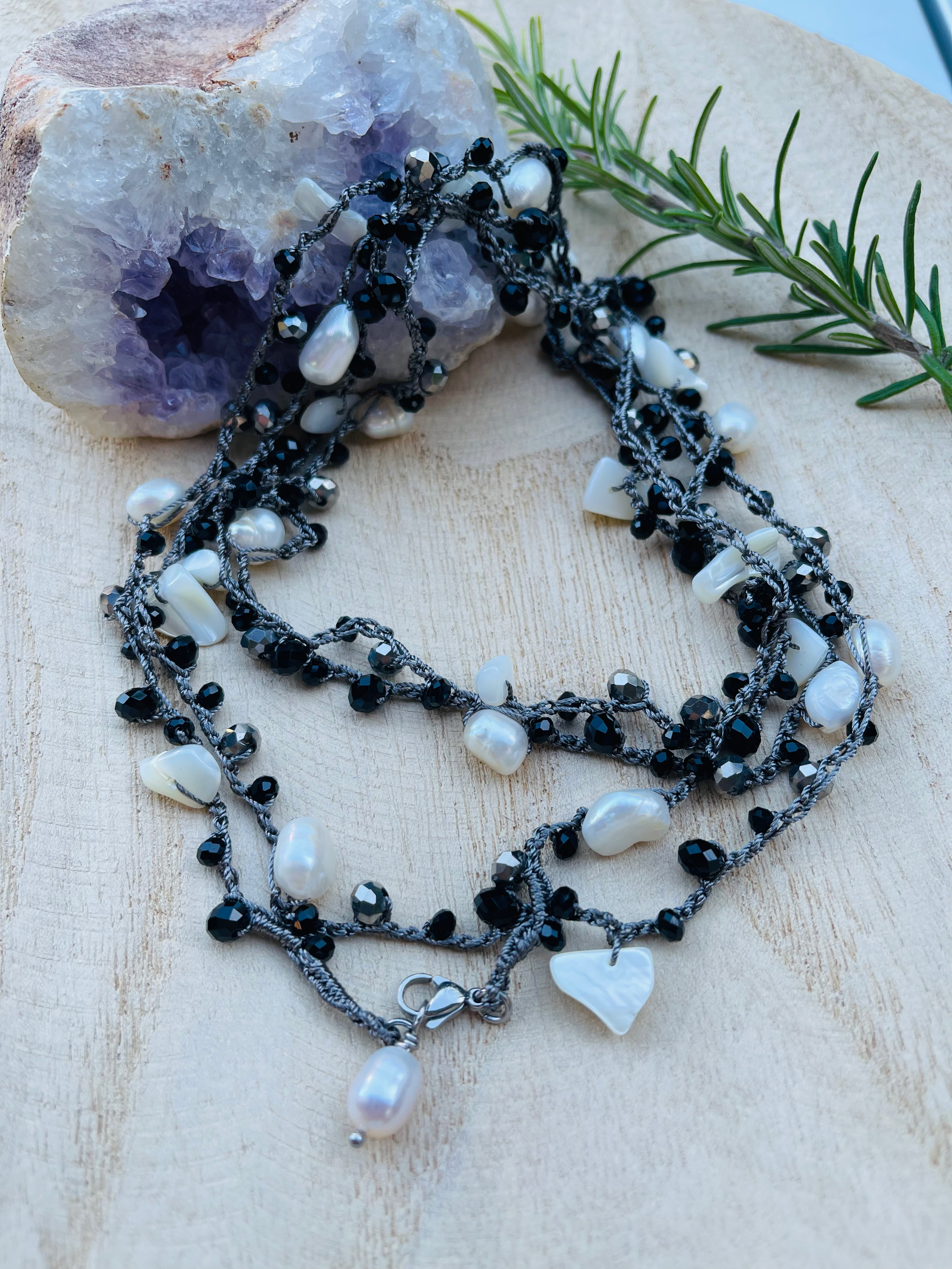 Collection colliers crochet – tons gris, noir & blanc