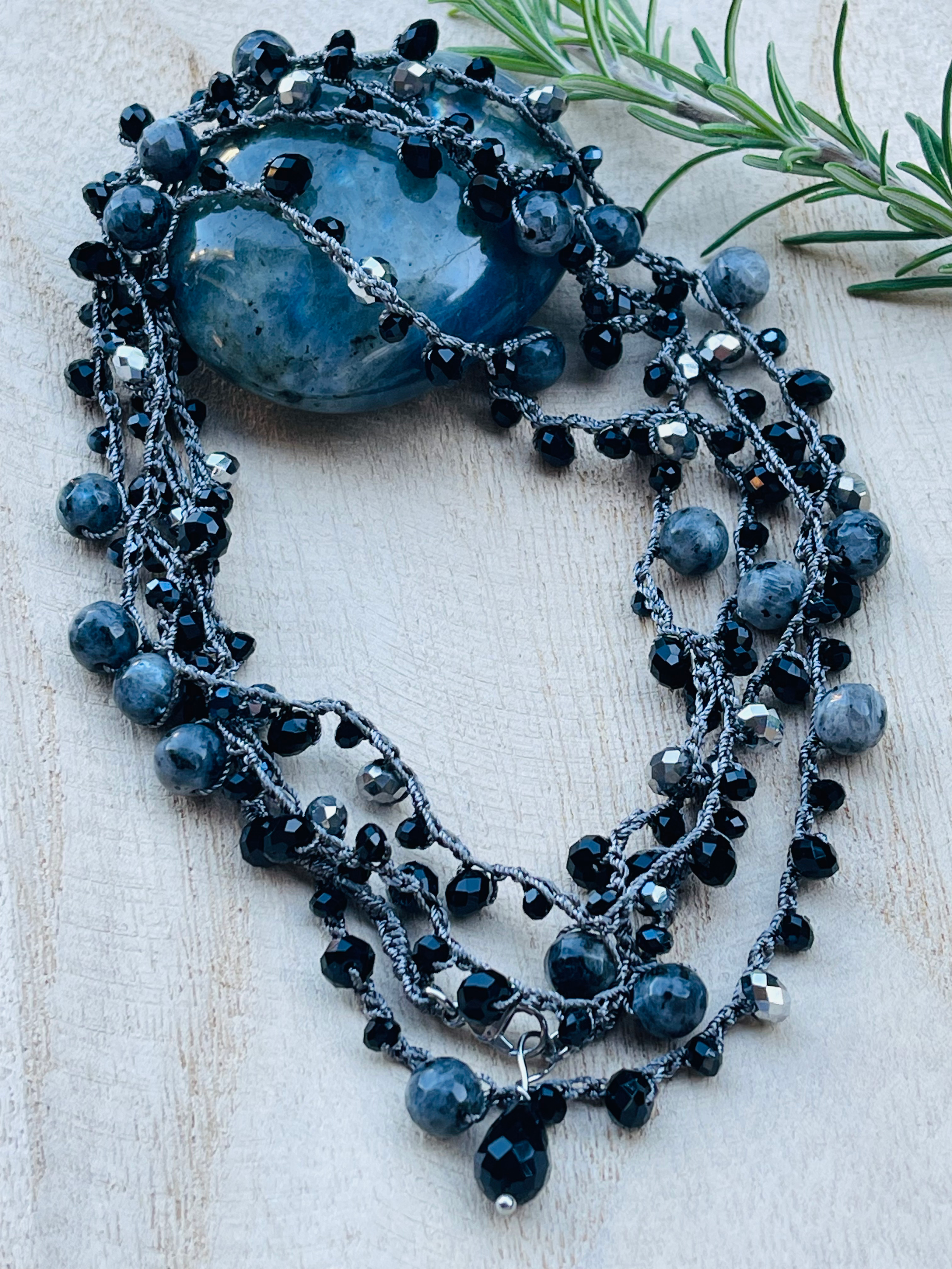 Collier crochet gris – labradorite & cristaux noirs