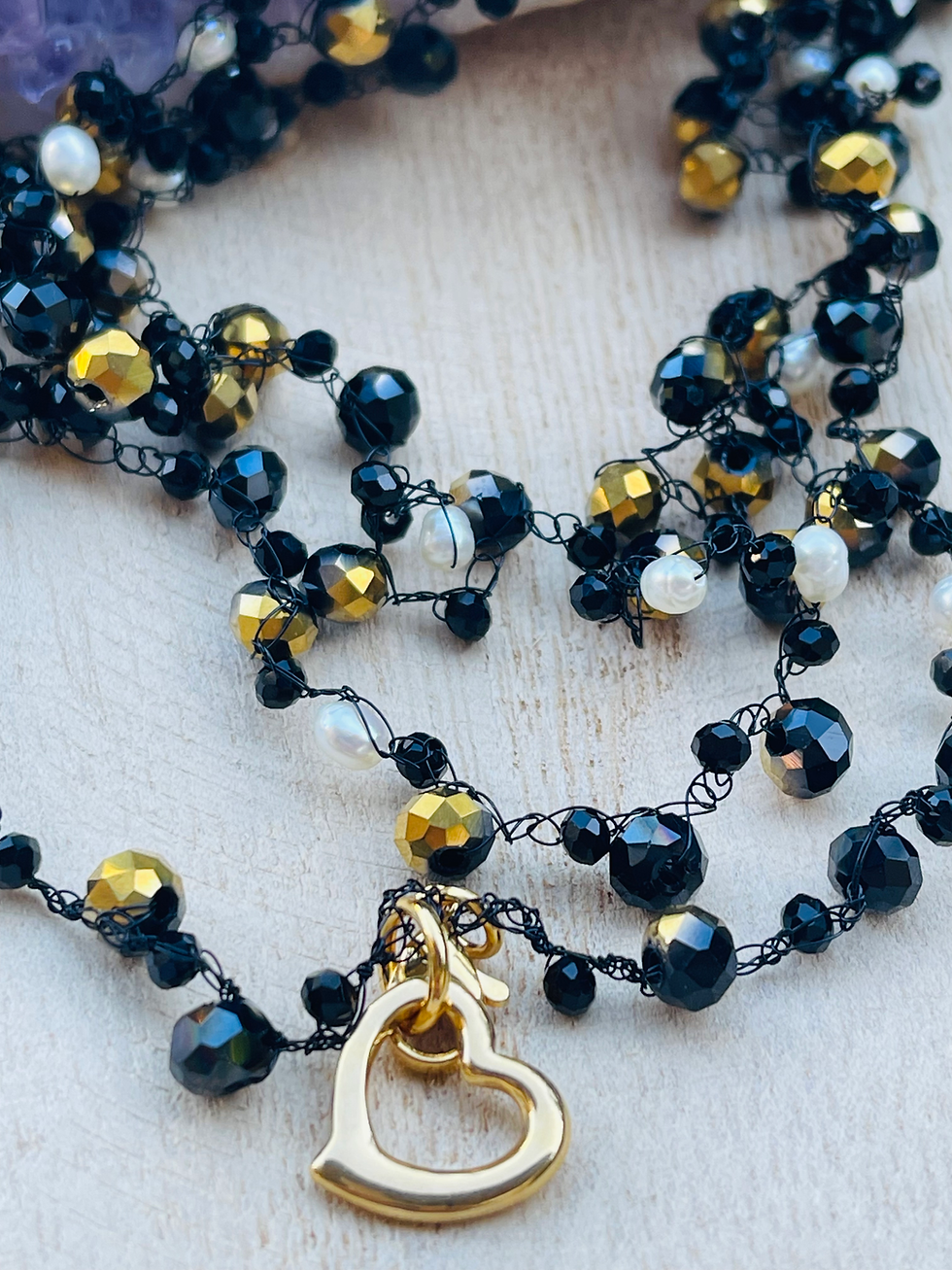 Miniature : Collier nylon noir – cristaux noirs aux reflets dorés & perles d’eau douce 