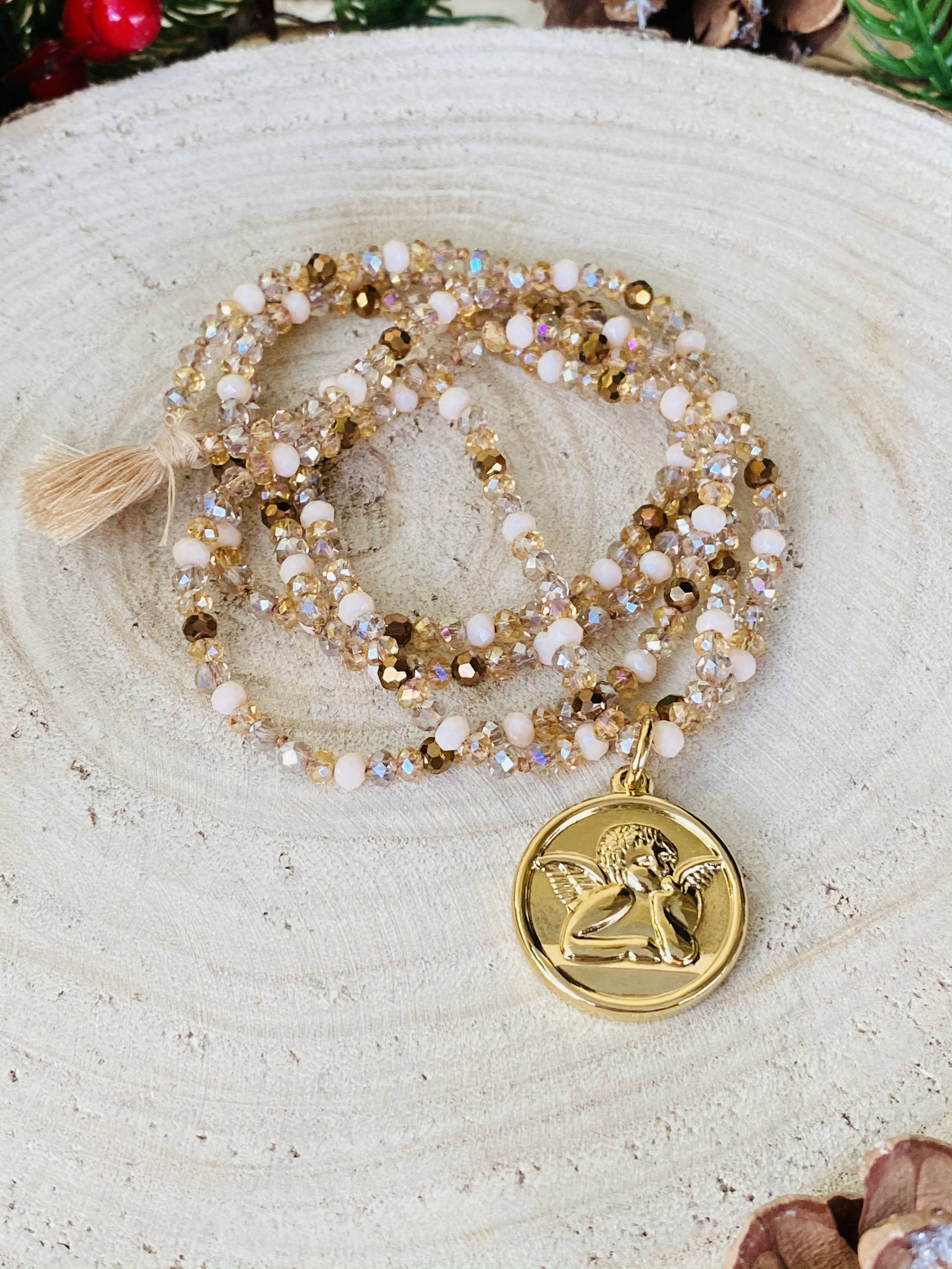 Sautoir en cristal Beige/Doré avec pendentif Ange Gardien