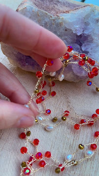 Miniature : Collier fil doré – cristaux rouges, perles dorées & perles d’eau douce