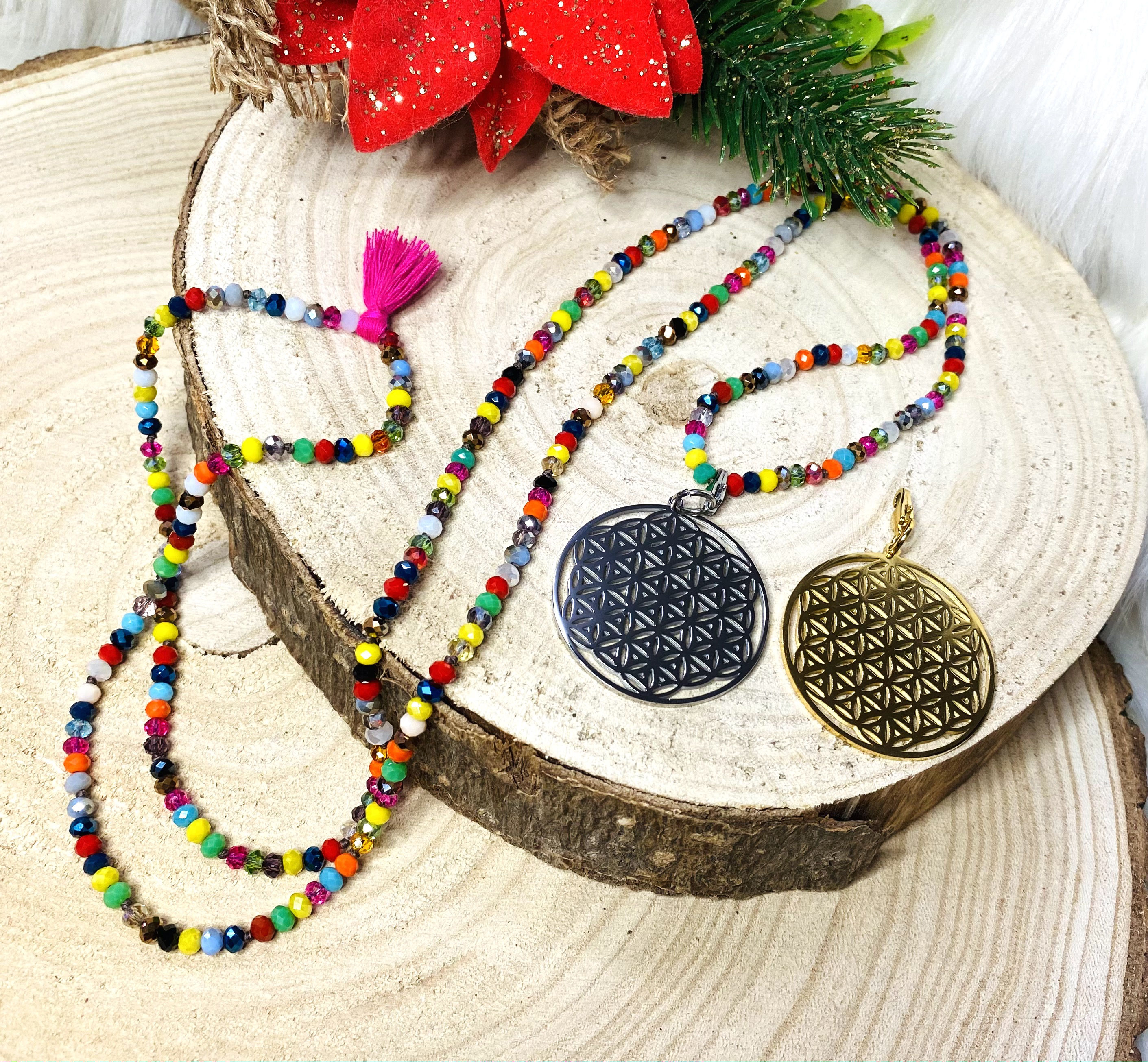 Sautoir dans les tons acidulés avec pendentif Fleur de vie