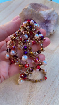 Miniature : Collier crochet doré – cristaux rouge, violet & doré