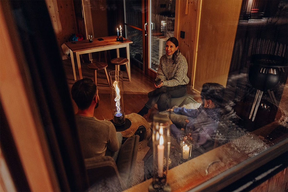 Lanterne bioéthanol SPIN 1500 noire allumée avec son effet vortex dans le cylindre en verre