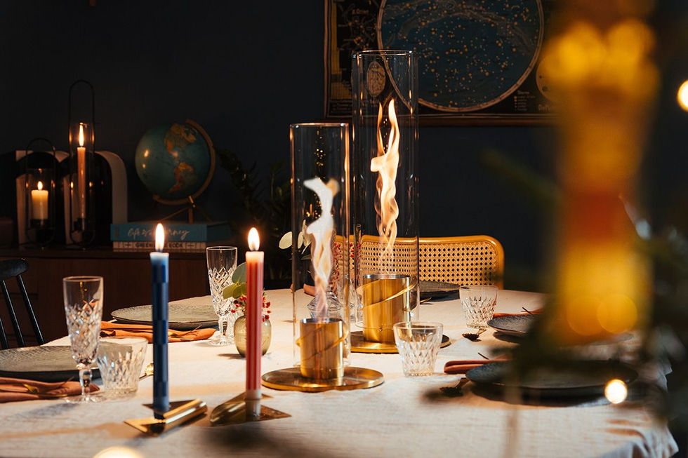 Lanterne bioéthanol SPIN 900 gold allumée posée sur une table décorée