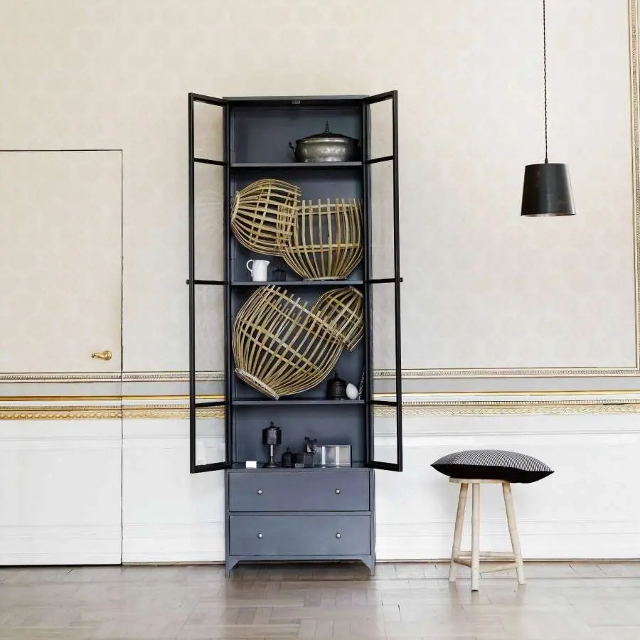 Grande vitrine haute en fer noir de style industriel Tine K Home, avec deux portes vitrées et deux tiroirs de rangement, prés