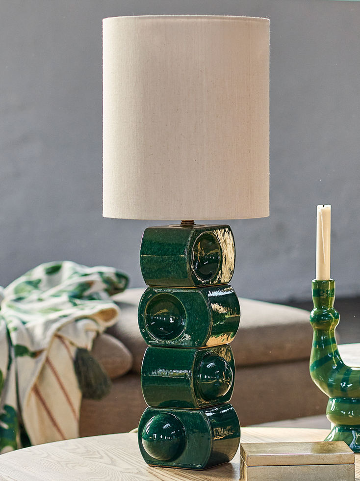 Lampe de table sculpturale en grès vert émaillé Brady Bloomingville avec abat-jour beige.
