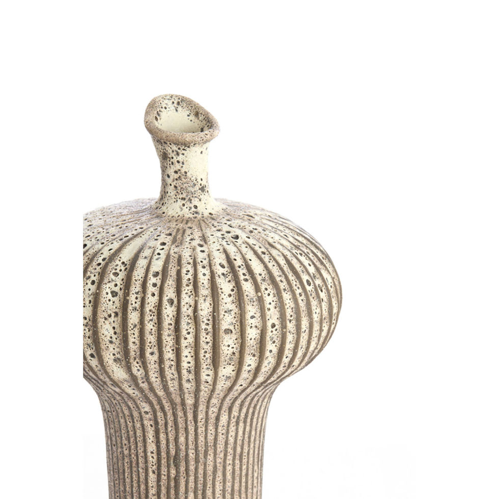 Vase décoratif marron et crème mat à reliefs striés.