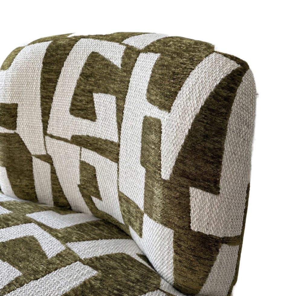 Fauteuil lounge arrondi Belle Rive Maze kaki et écru au motif géométrique abstrait en polyester texturé.